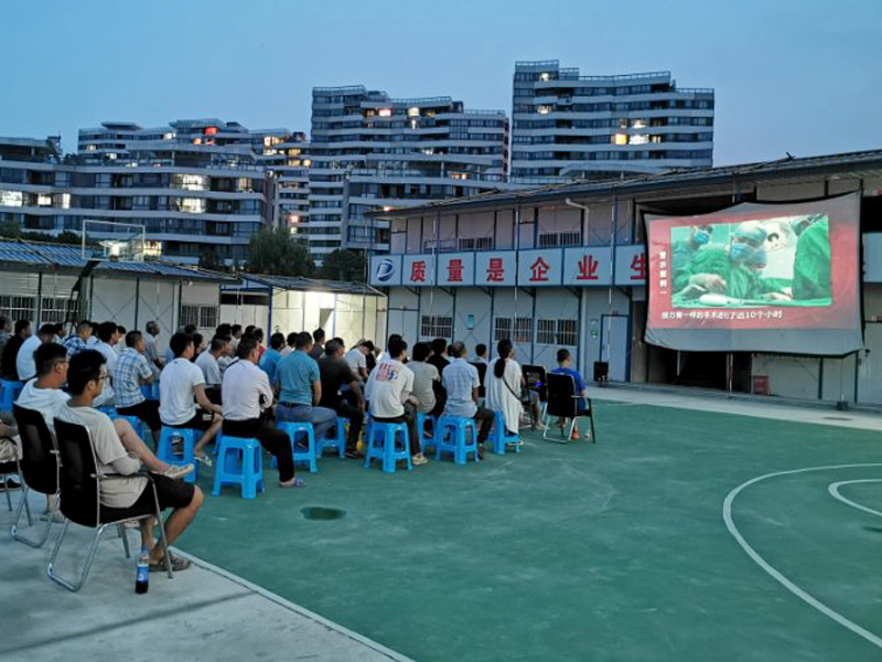 中達建設(shè)-工地電影院增添家的溫暖.jpg